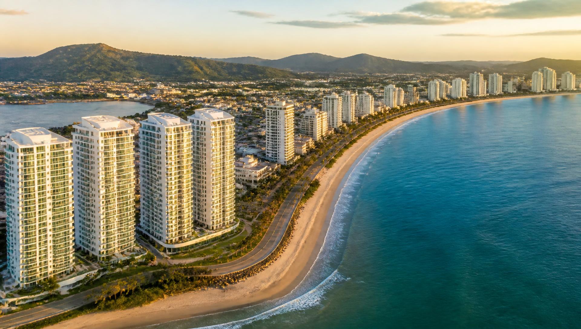Vista aérea da orla de Itajaí ao entardecer